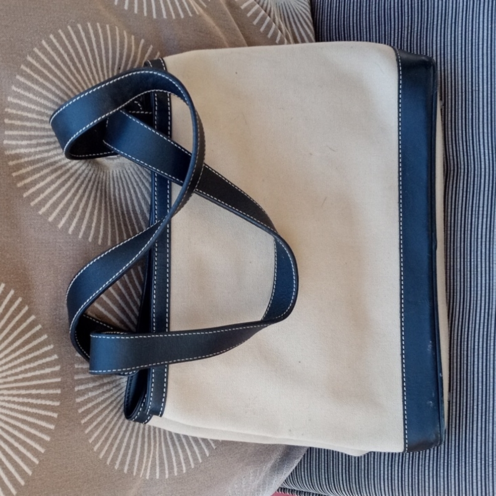 Cutter and buck purse measures 9by12". Excellent condition
